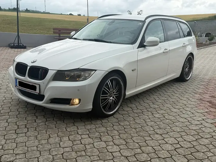 BMW 320 2010 photo 2