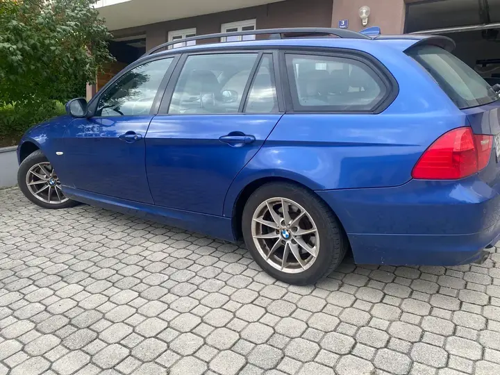 BMW 3 Series 2010 photo 2