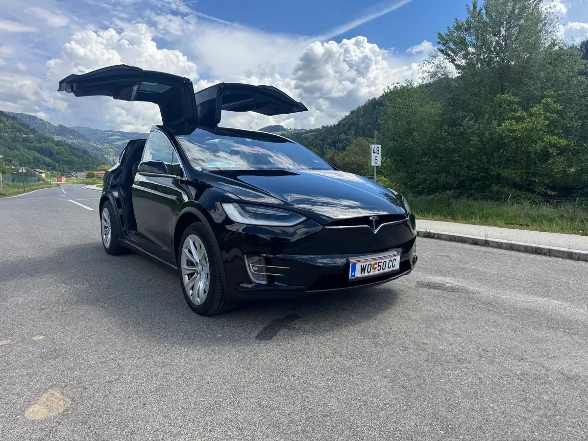 Tesla Model X 2017 photo 2