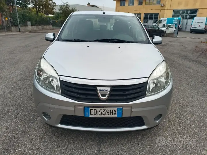 Dacia Sandero 2010 photo 3