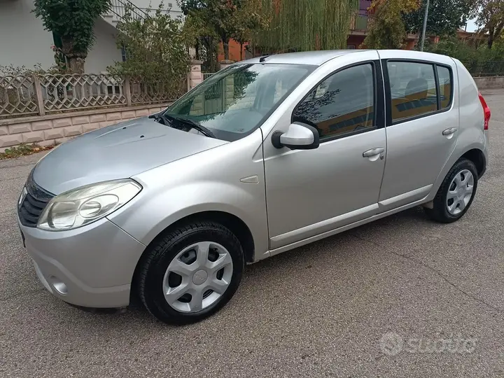 Dacia Sandero 2010 photo 4