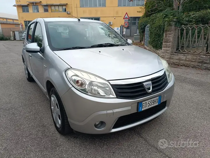 Dacia Sandero 2010 photo 2