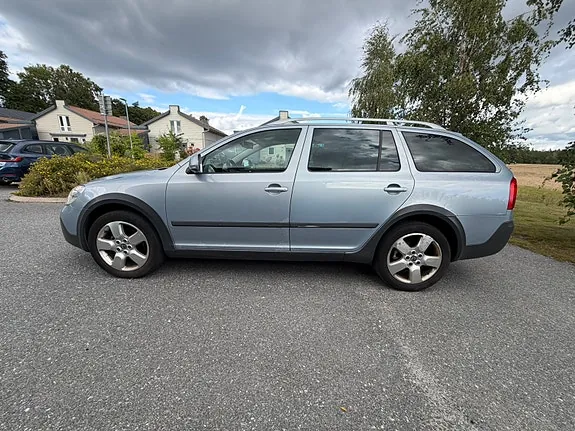 Skoda Octavia Scout 2011 photo 2