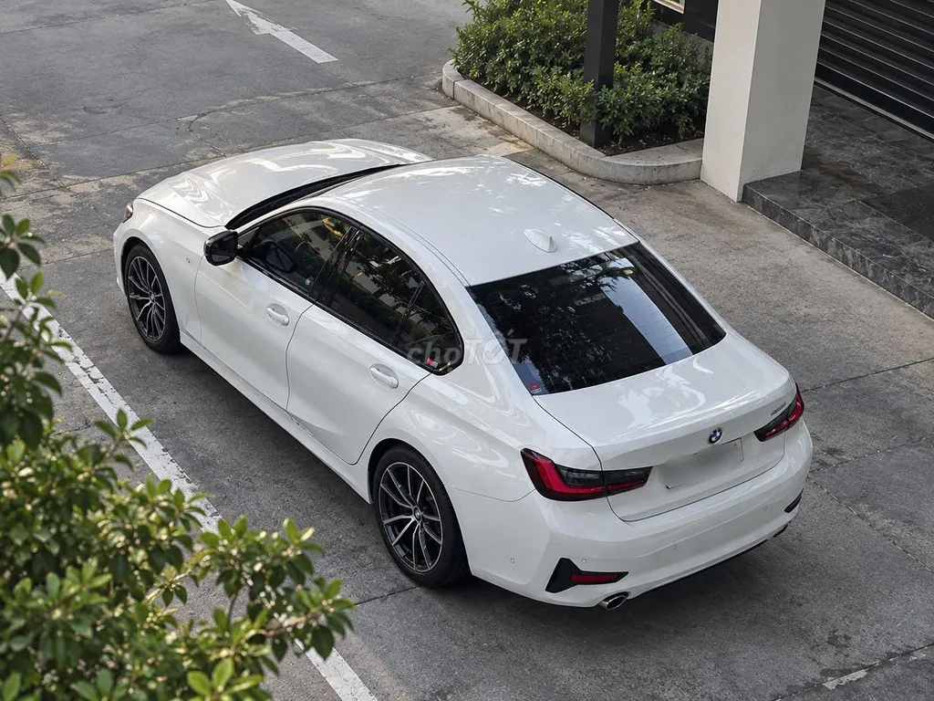 BMW 3 Series 2022 photo 2