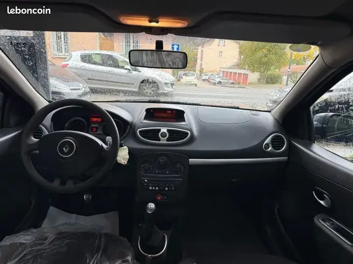 Renault Clio 2010 photo 4