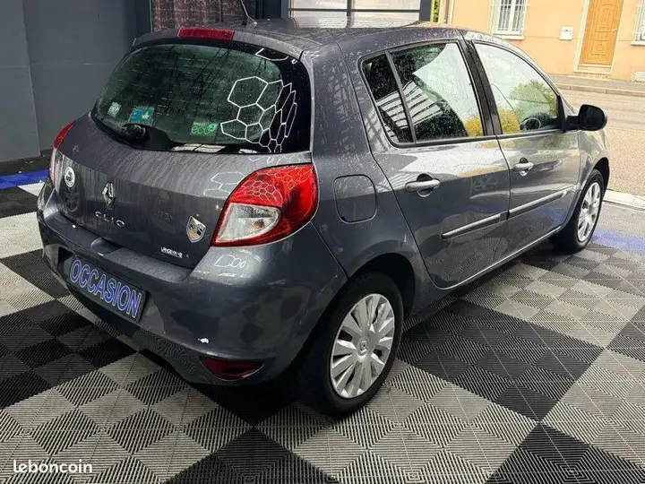 Renault Clio 2010 photo 3
