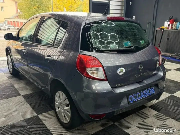 Renault Clio 2010 photo 2