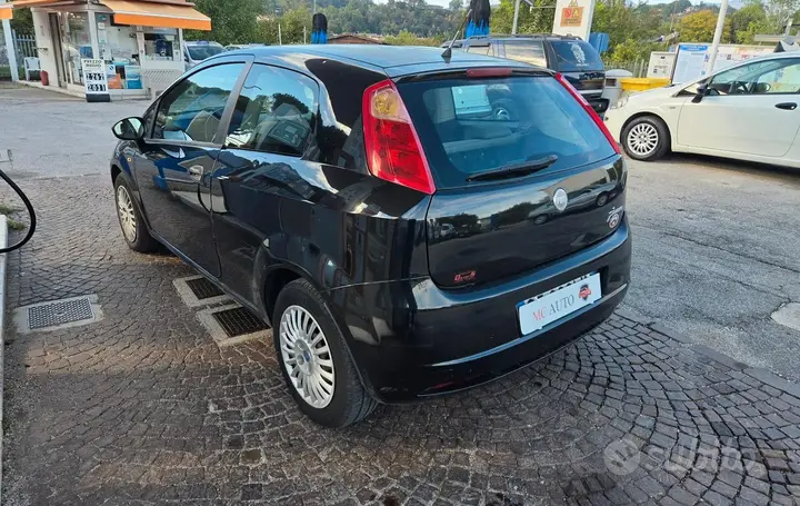 Fiat Grande Punto 2006 photo 4