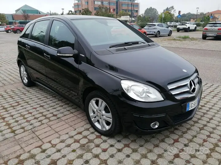 Mercedes-Benz B 180
