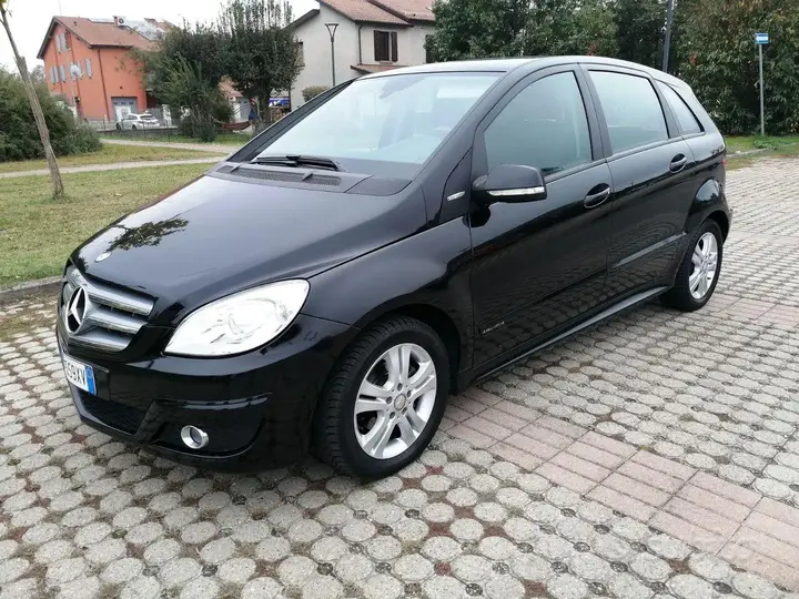 Mercedes-Benz B 180 2011 photo 2