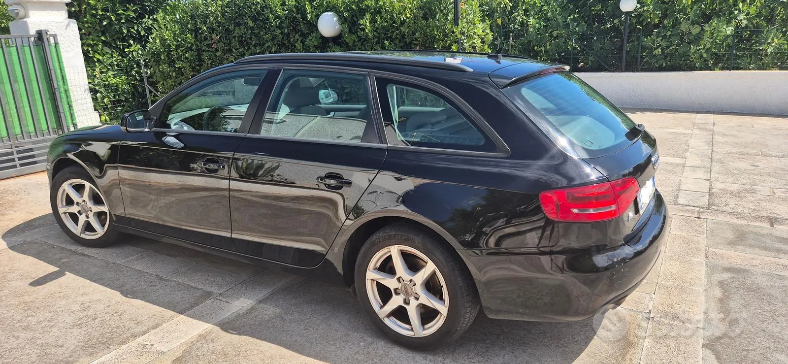 Audi A4 2011 photo 2