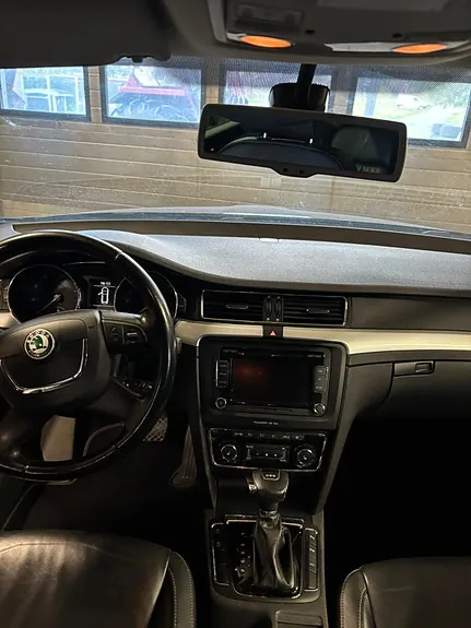 Skoda Superb 2010 photo 5