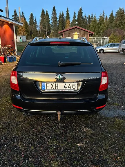 Skoda Superb 2010 photo 2
