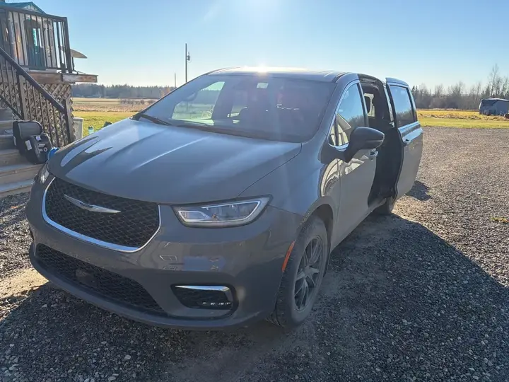 Chrysler Pacifica 2025 photo 2