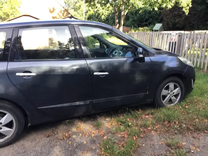 Renault Grand Scenic 2010 photo 4