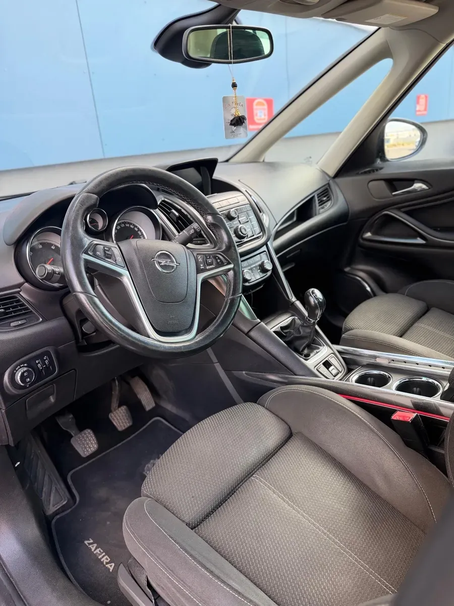 Opel Zafira Tourer 2012 photo 2