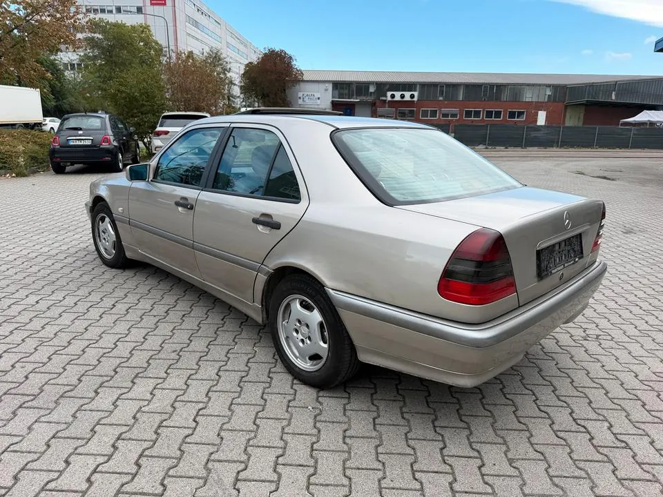 Mercedes-Benz C240