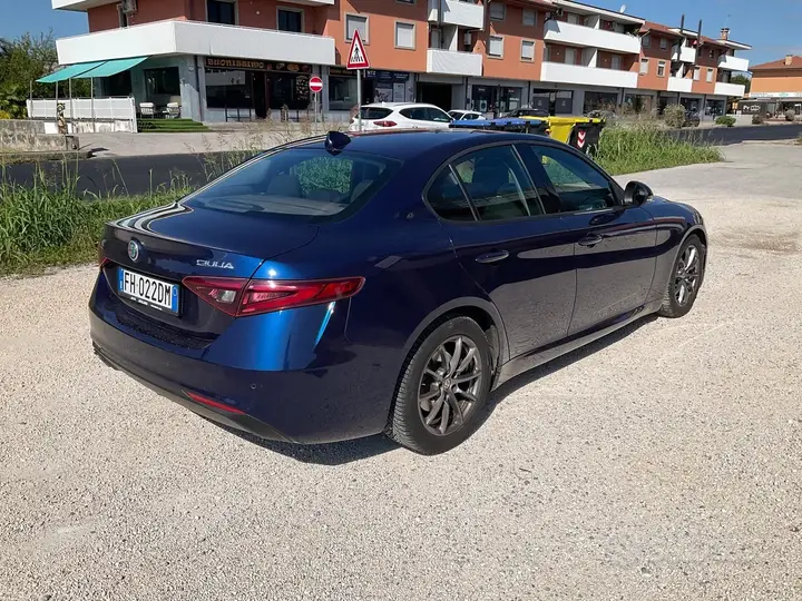 Alfa Romeo Giulia 2017 photo 5