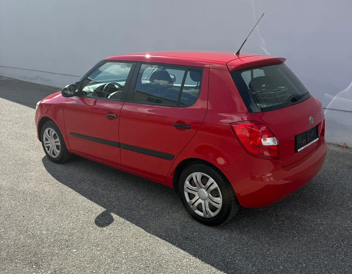 Skoda Fabia 2011 photo 3