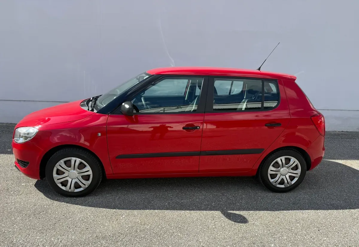 Skoda Fabia 2011 photo 2