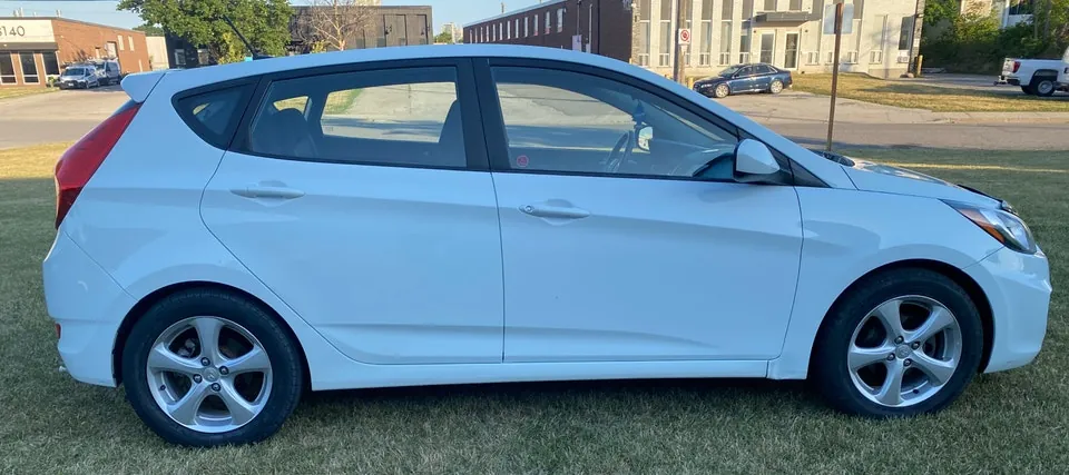 Hyundai Accent 2012 photo 2