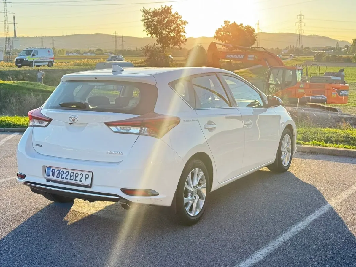 Toyota Auris 2016 photo 2