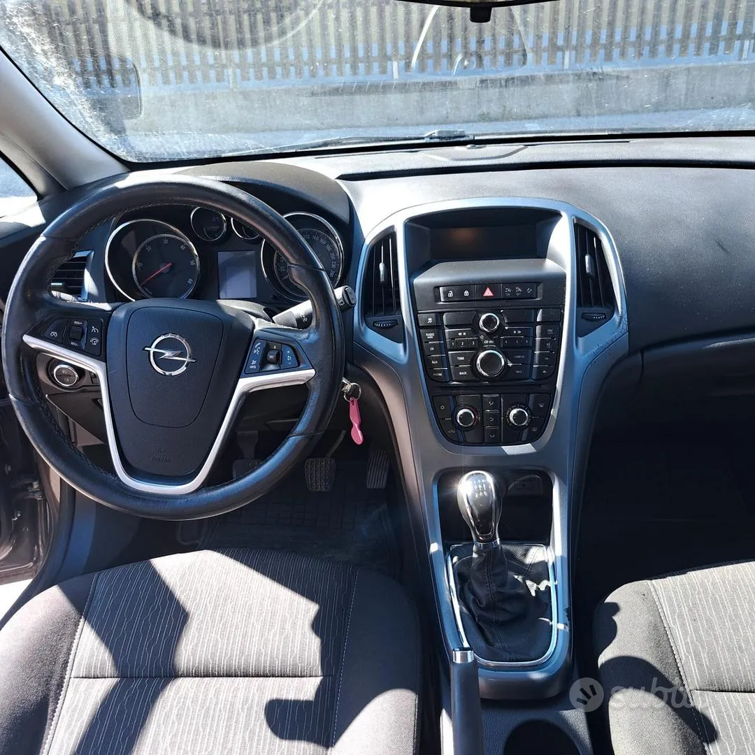 Opel Astra 2013 photo 3