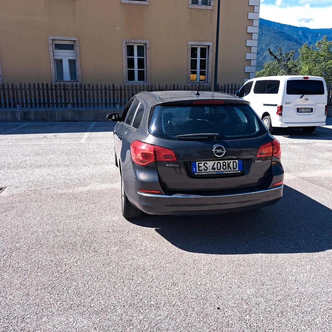 Opel Astra 2013 photo 2