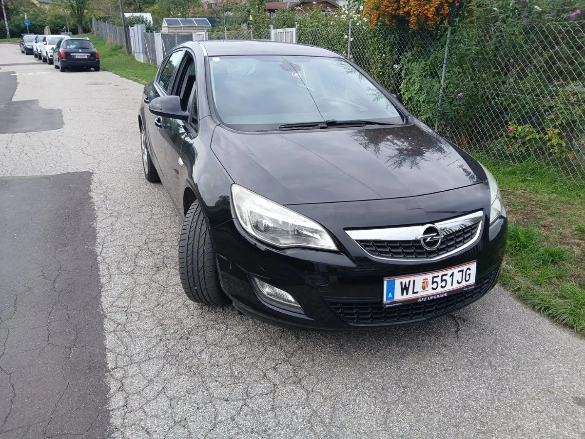 Opel Astra 2010 photo 2