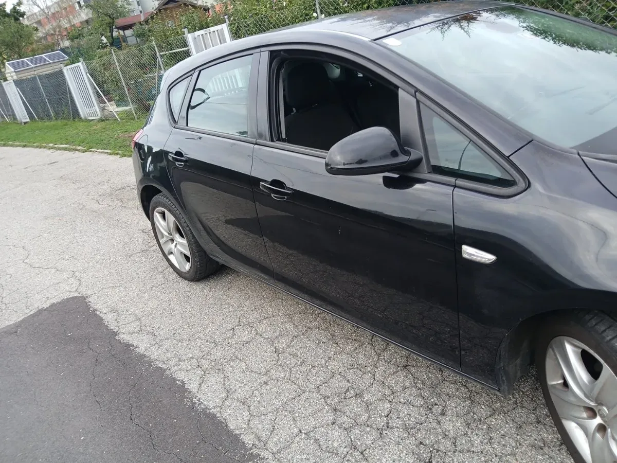 Opel Astra 2010 photo 3