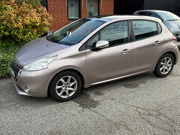Peugeot 208 2012 photo 4