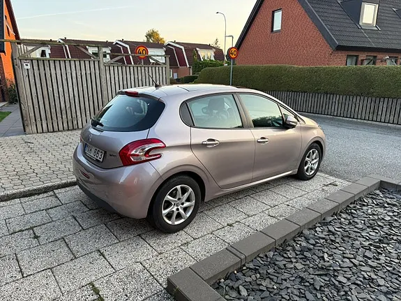 Peugeot 208 2012 photo 3