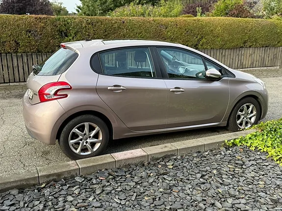 Peugeot 208 2012 photo 5