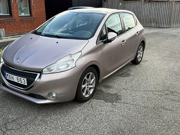 Peugeot 208 2012 photo 2