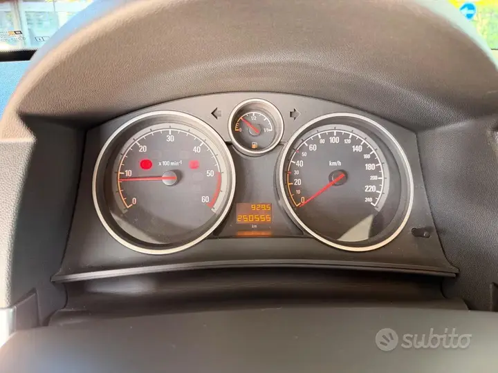 Opel Astra 2009 photo 2
