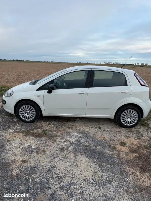 Fiat Grande Punto 2011 photo 2
