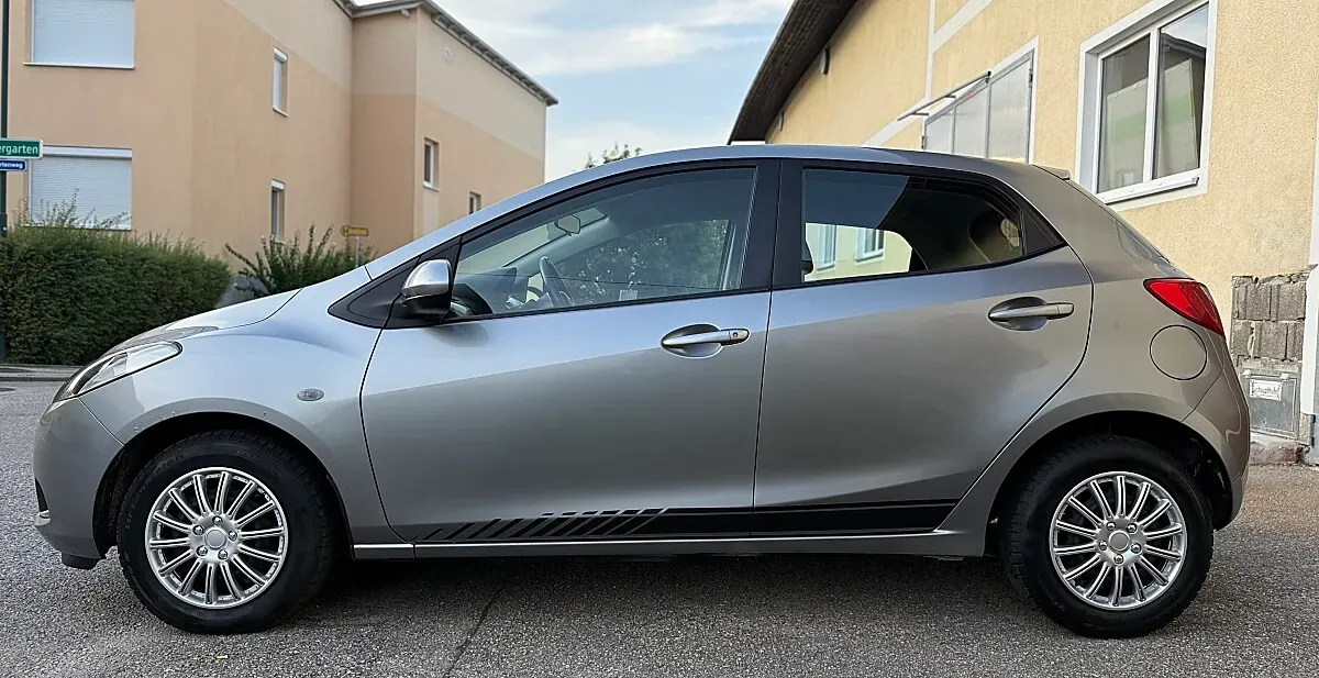 Mazda Mazda2 2010 photo 2