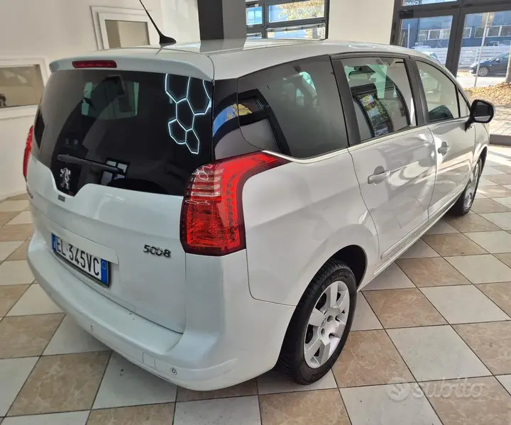 Peugeot 5008 2012 photo 2