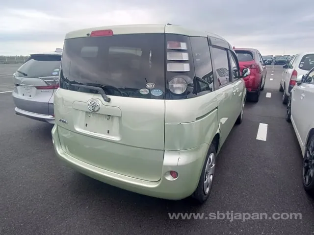 Toyota Sienta 2010 photo 4
