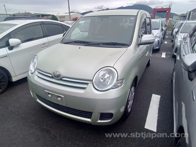 Toyota Sienta 2010 photo 2