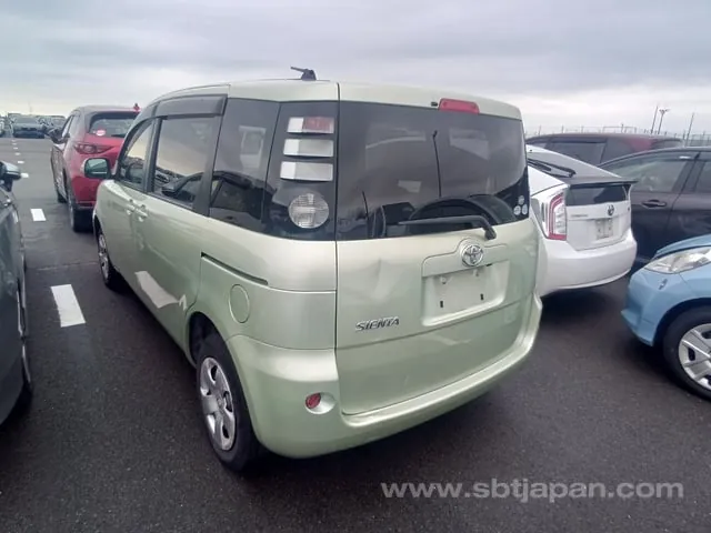 Toyota Sienta 2010 photo 3