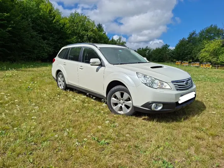 Subaru Outback 2010 photo 2