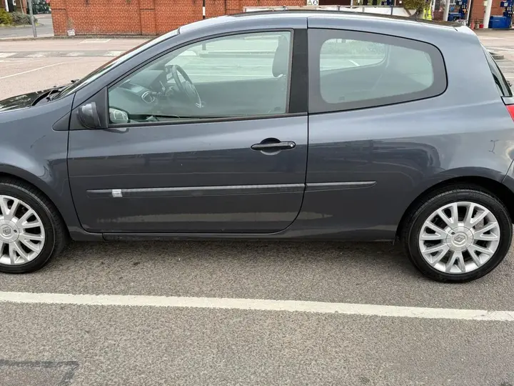 Renault Clio 2009 photo 2