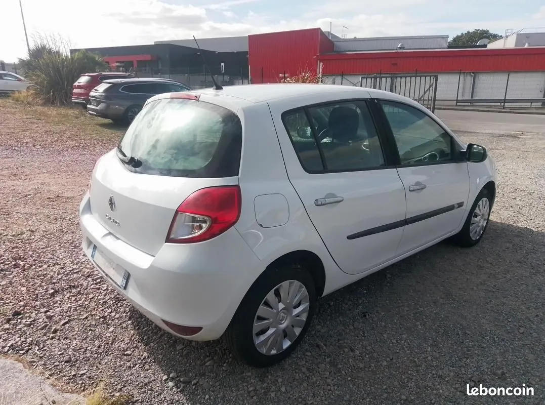 Renault Clio 2010 photo 2