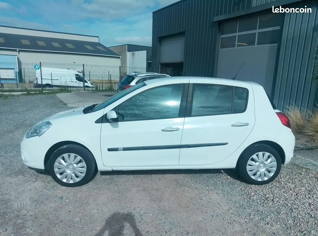 Renault Clio 2010 photo 3