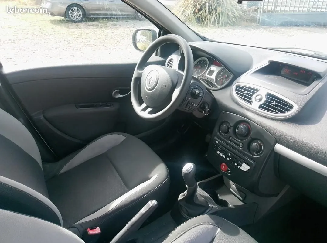 Renault Clio 2010 photo 5