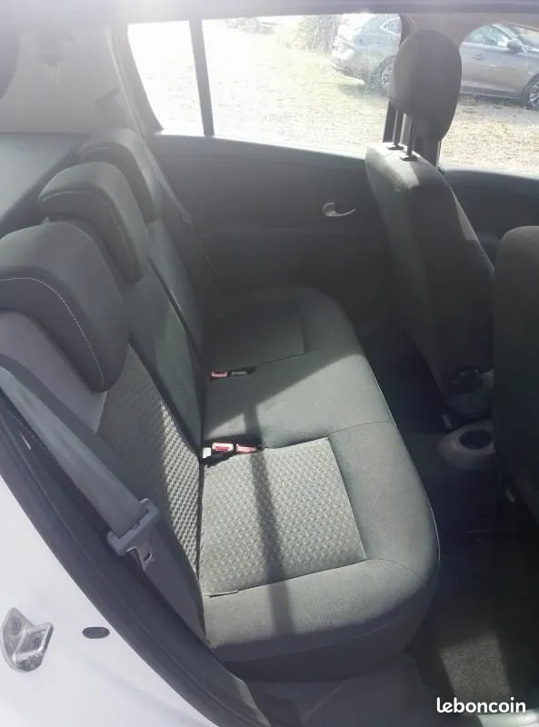Renault Clio 2010 photo 4