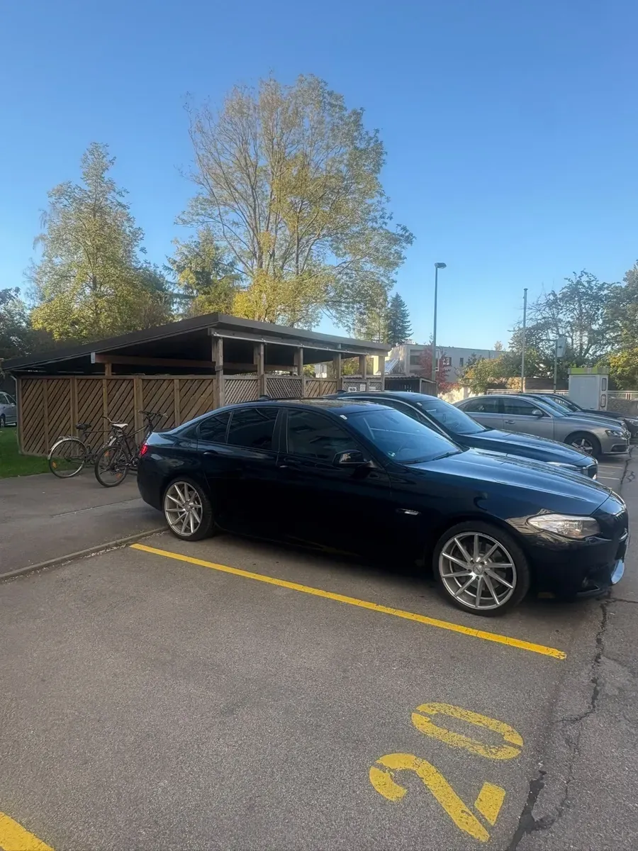 BMW 5 Series 2011 photo 2
