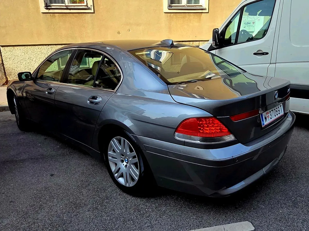 BMW 7 Series 2004 photo 2