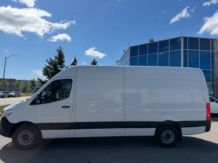 Mercedes-Benz Sprinter 2024 photo 2